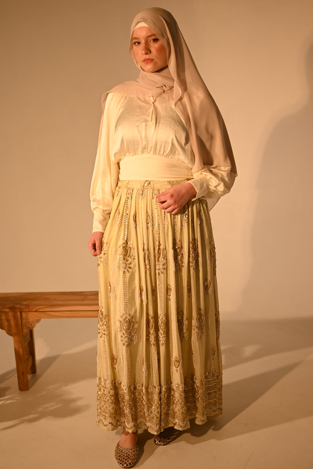 Gold-Beige bestickter Rock von ZADHYA