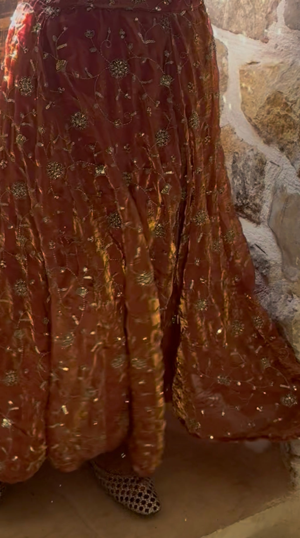 Terracotta-Gold bestickter Rock von ZADHYA