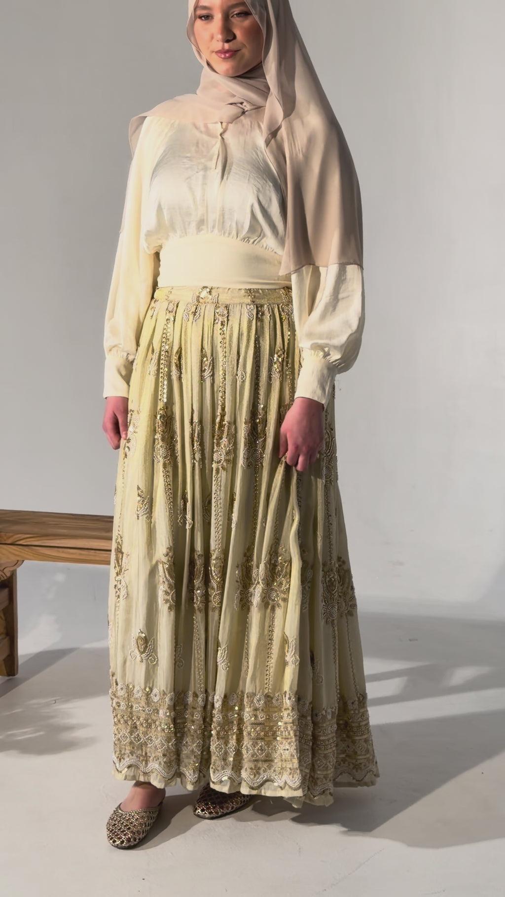 Gold-Beige bestickter Rock von ZADHYA