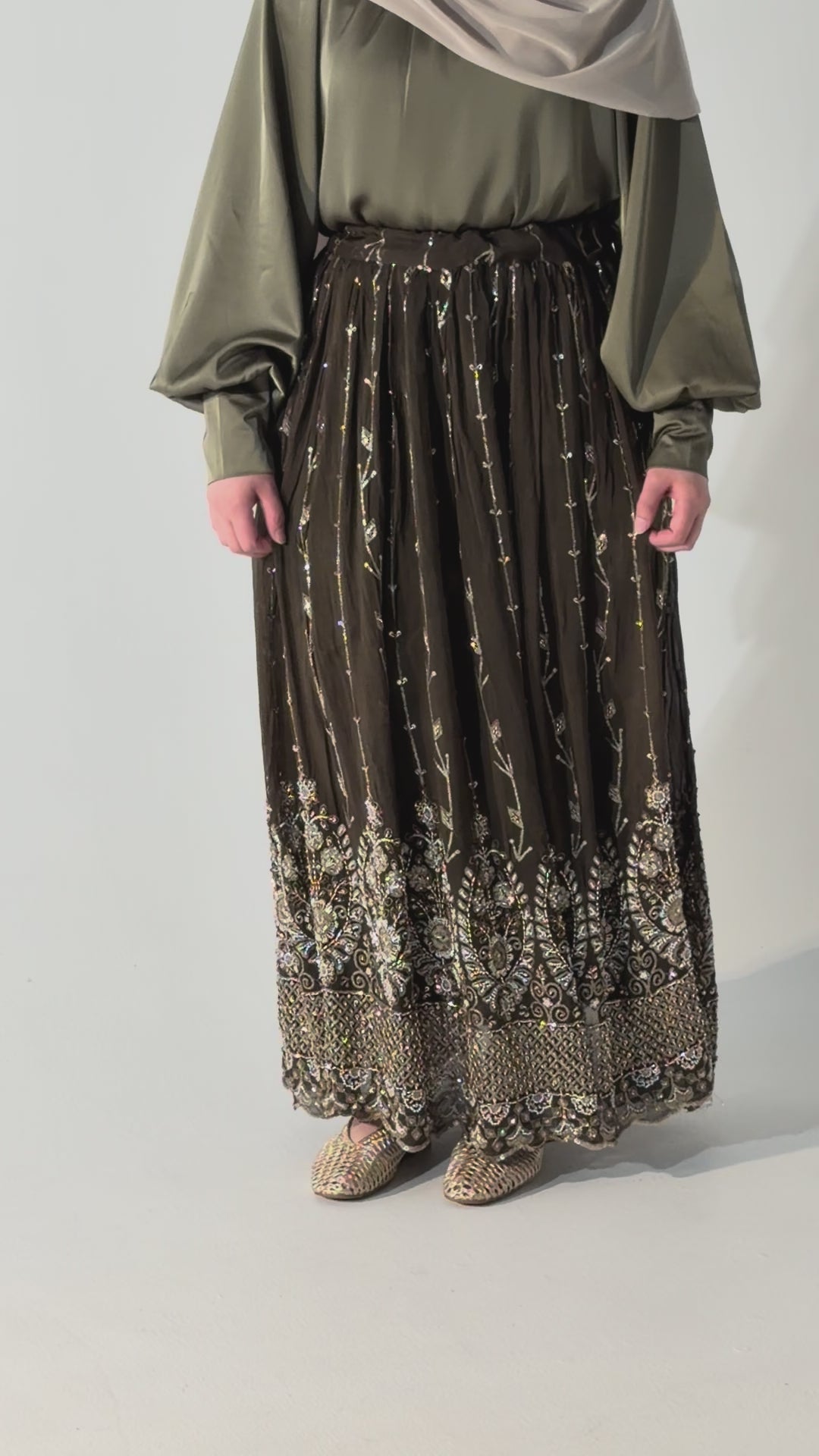 Olive & Gold bestickter Rock von ZADHYA